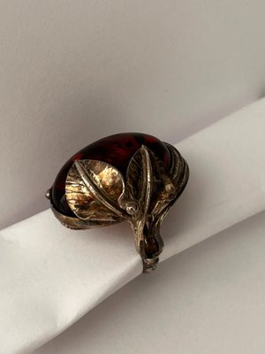 Sølv ring med blomster dekoration og isat rav i cabochon slib.
