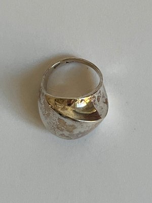 Minimalistisk bred organisk blank sølv ring i dansk design 925