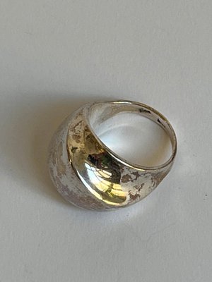 Minimalistisk bred organisk blank sølv ring i dansk design 925