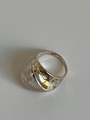 Minimalistisk bred organisk blank sølv ring i dansk design 925
