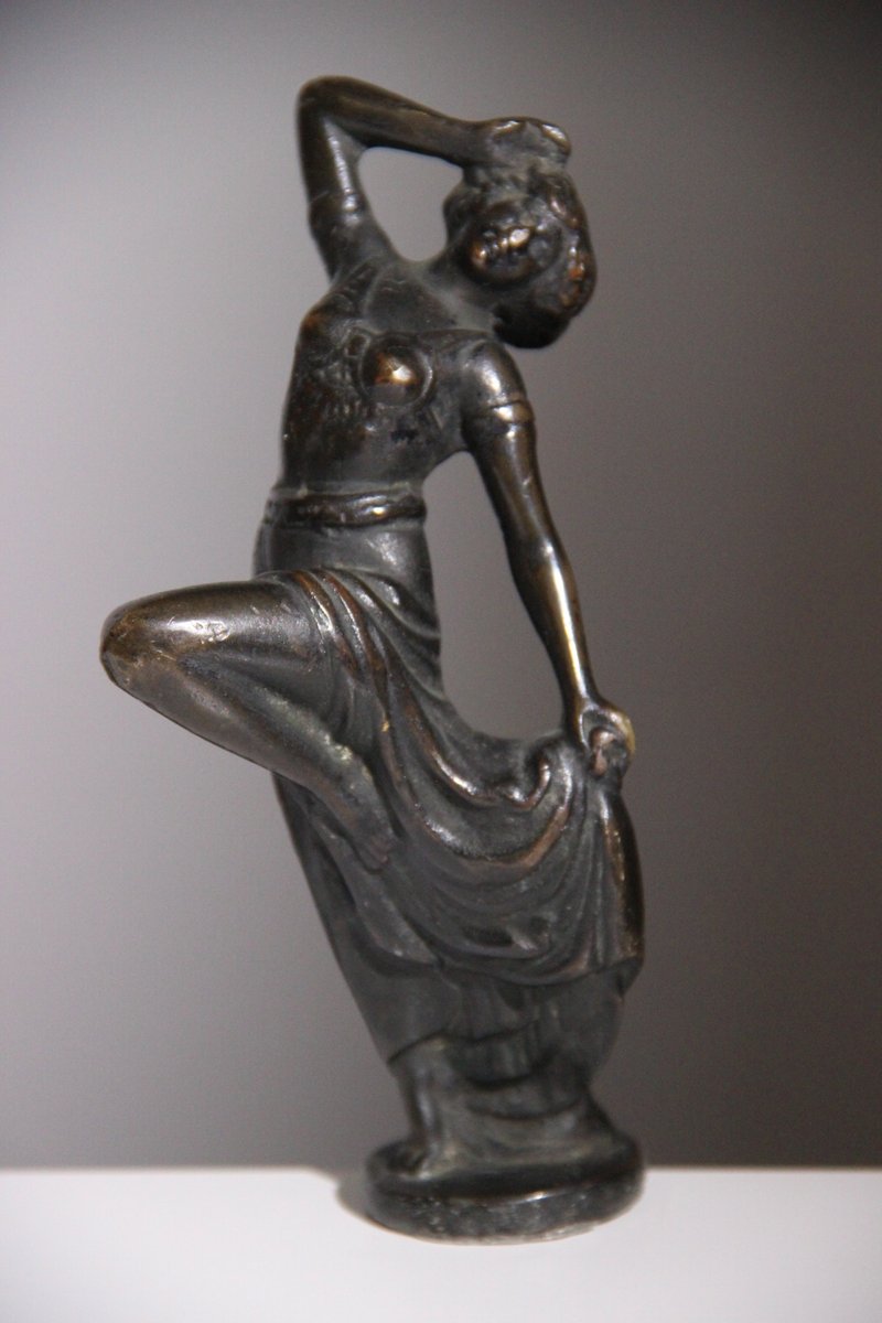 Art Deco skulptur af patineret gunmetal.