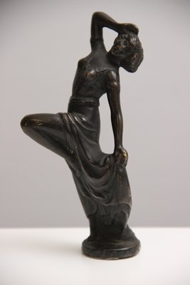 Art Deco skulptur af patineret gunmetal.