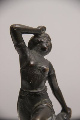 Art Deco skulptur af patineret gunmetal.