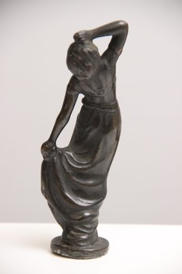 Art Deco skulptur af patineret gunmetal.