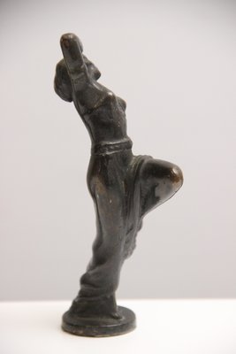 Art Deco skulptur af patineret gunmetal.