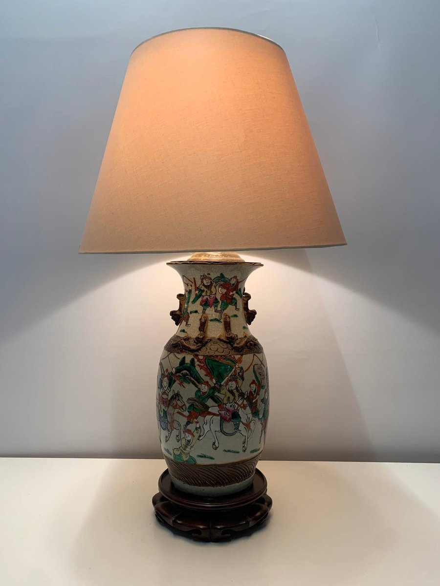 Kinesisk bordlampe med skærm