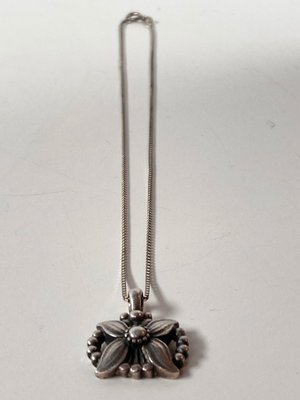 Georg Jensen årssmykke fra 1998 sat i venezia kæde