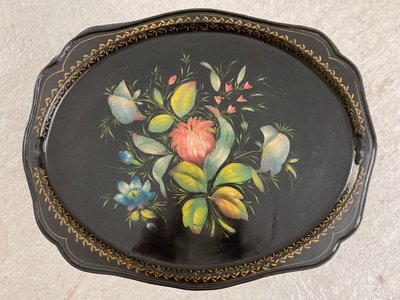 smukt dekoreret bakkebord med blomster bemaling