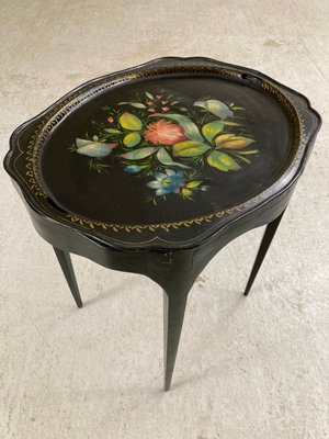 smukt dekoreret bakkebord med blomster bemaling