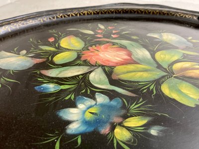 smukt dekoreret bakkebord med blomster bemaling