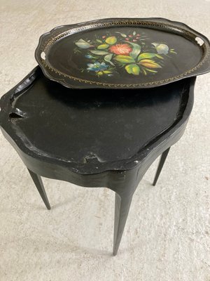 smukt dekoreret bakkebord med blomster bemaling