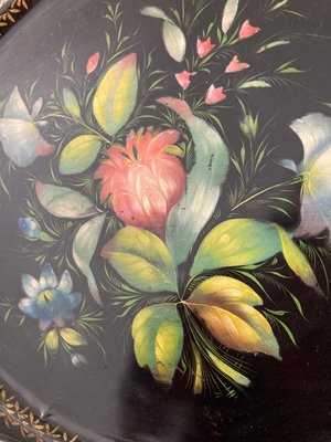 smukt dekoreret bakkebord med blomster bemaling