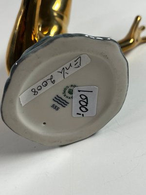 Royal Copenhagen figur af frø nr 555, guld frø på sten.