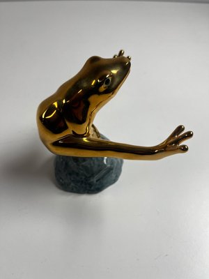 Royal Copenhagen figur af frø nr 555, guld frø på sten.