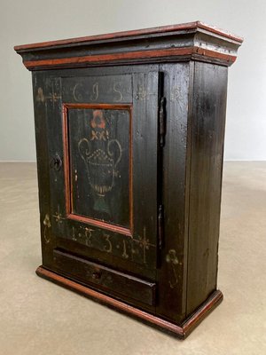 Antikt tobaks skab bemalet år 1831