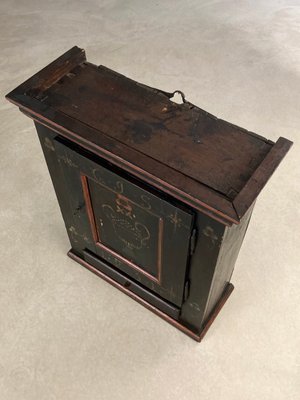 Antikt tobaks skab bemalet år 1831