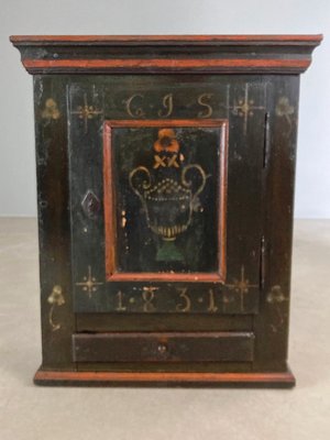 Antikt tobaks skab bemalet år 1831