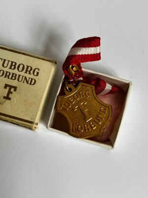Tuborg fortjenestesmedalje 24 kt forgyldt. Med original æske.