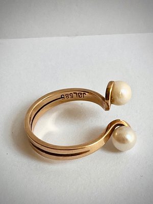 Skulpturel 14 kt guld ring med perler af Jørgen Larsen