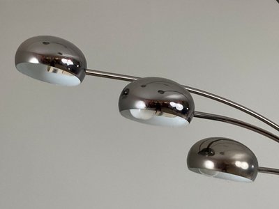 Gulvlampe i krom stål og marmor