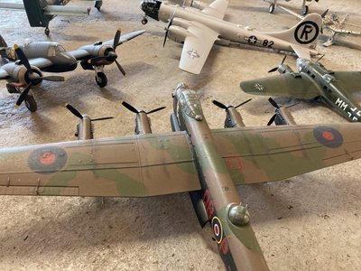 Samling store modelfly