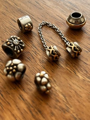 6 stk Pandora sølv og guld charms