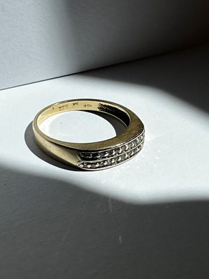 14 kt guldring med diamanter