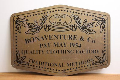 Vintage messingskilt “Bonaventure & Co – Work & Leisure”