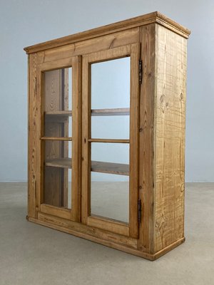 Vitrine i fyrretræ
