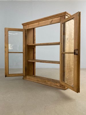 Vitrine i fyrretræ