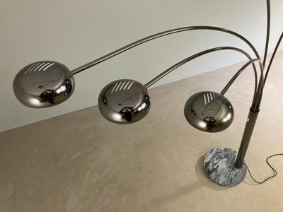 Gulvlampe i krom stål og marmor