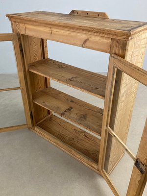 Vitrine i fyrretræ