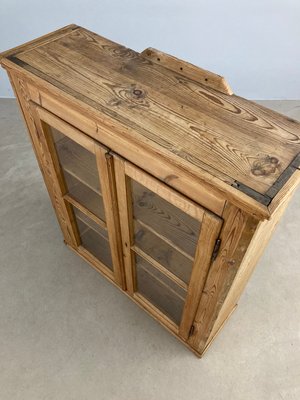 Vitrine i fyrretræ