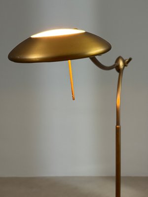 Gylden standerlampe