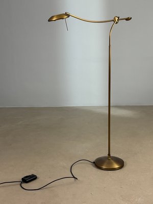 Gylden standerlampe