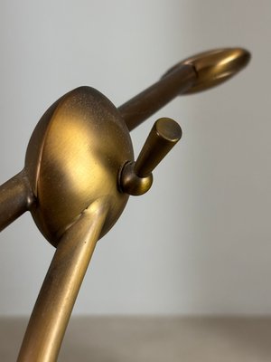 Gylden standerlampe