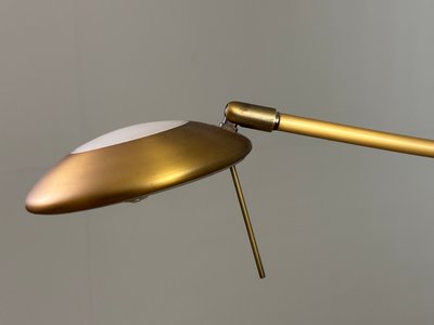 Gylden standerlampe