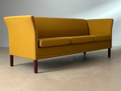 Nielaus sofa.