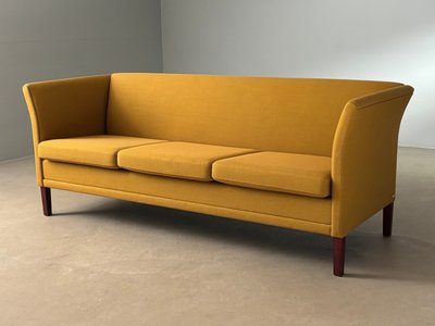 Nielaus sofa.