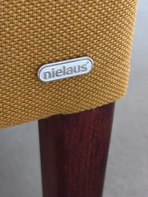 Nielaus sofa.