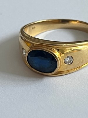 Guldring med diamanter og safir