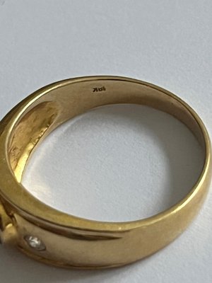 Guldring med diamanter og safir