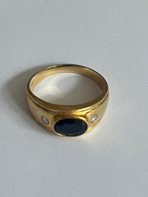 Guldring med diamanter og safir