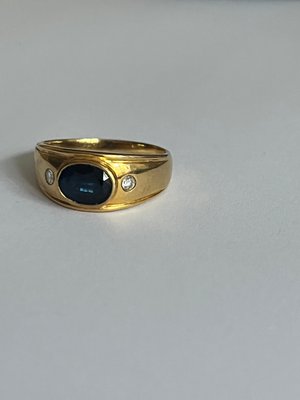 Guldring med diamanter og safir