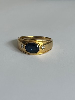 Guldring med diamanter og safir