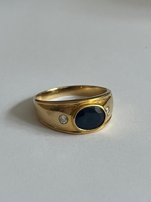 Guldring med diamanter og safir