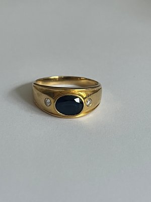 Guldring med diamanter og safir