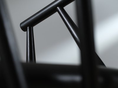 Sort tremme armstol