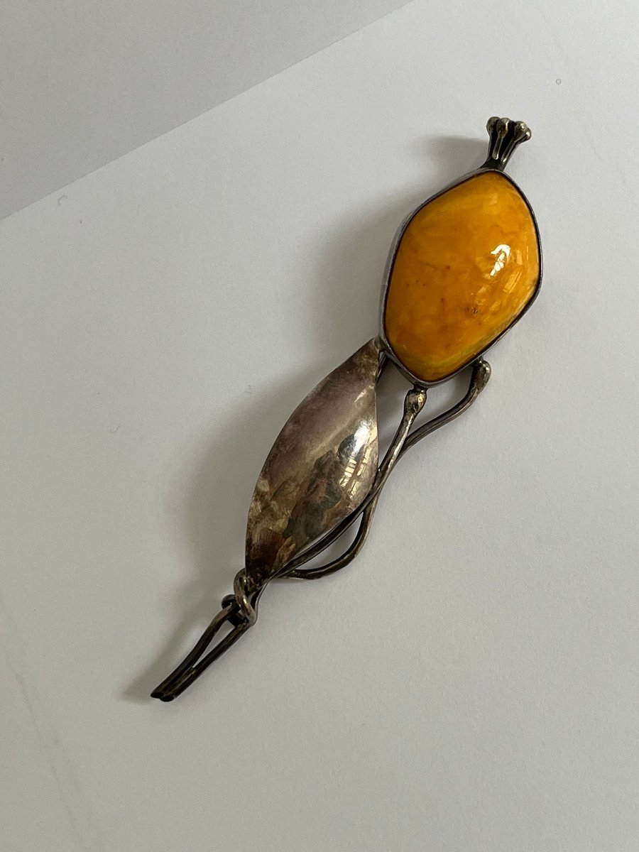 Rav sølv broche