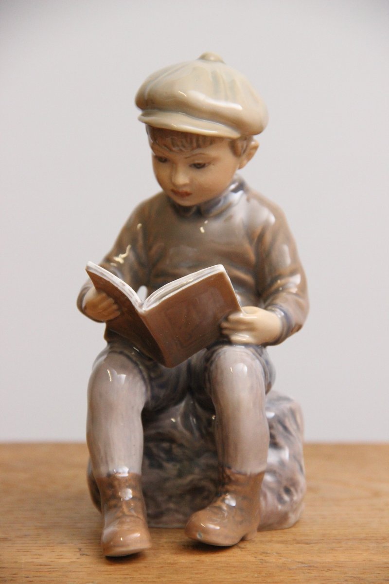 Dahl Jensen porcelænsfigur Læsende dreng nr 1096